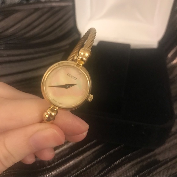 *SOLD!* Authentic Gucci Mother of Pearl Gold Watch - Picture 5 of 8